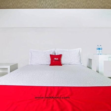 Reddoorz @ Pulomas Hotel Jacarta Exterior foto