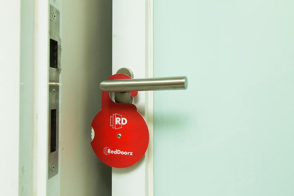 Reddoorz @ Pulomas Hotel Jacarta Exterior foto
