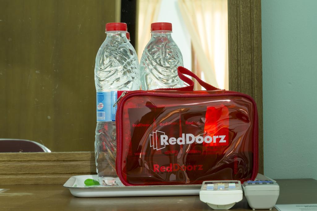 Reddoorz @ Pulomas Hotel Jacarta Exterior foto