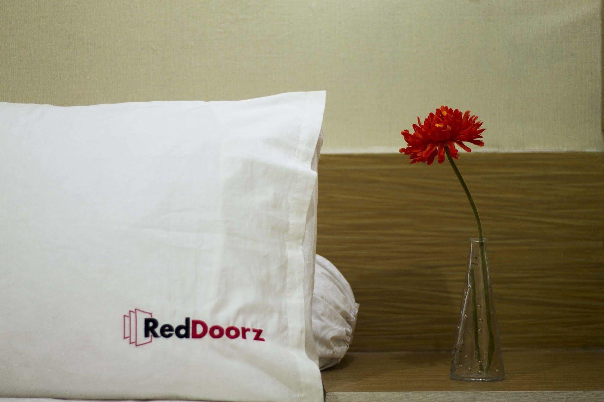 Reddoorz @ Pulomas Hotel Jacarta Exterior foto