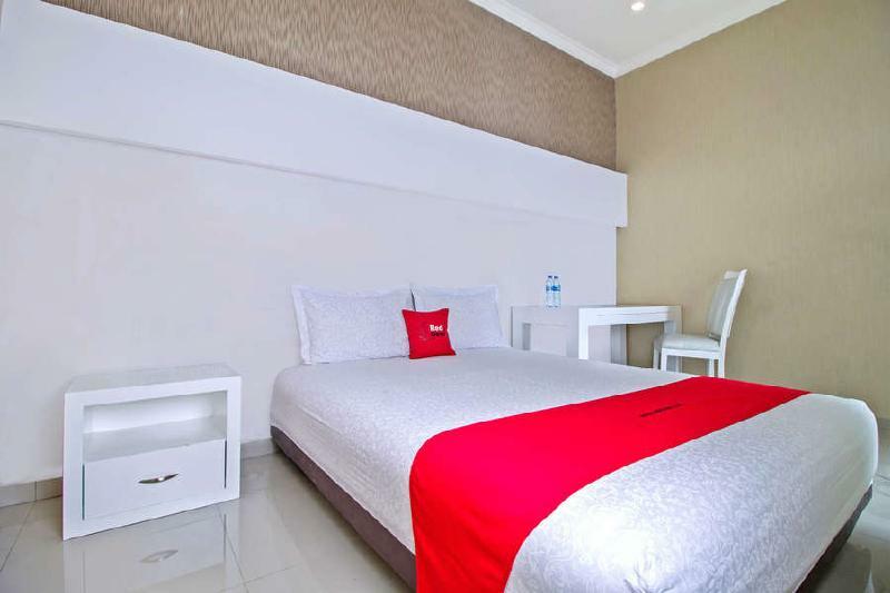Reddoorz @ Pulomas Hotel Jacarta Exterior foto