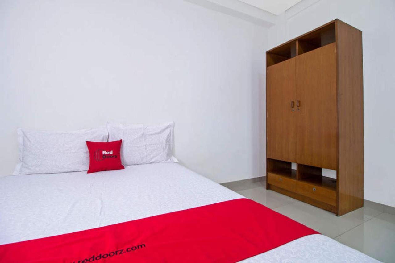 Reddoorz @ Pulomas Hotel Jacarta Exterior foto