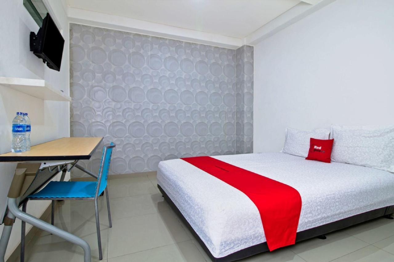 Reddoorz @ Pulomas Hotel Jacarta Exterior foto