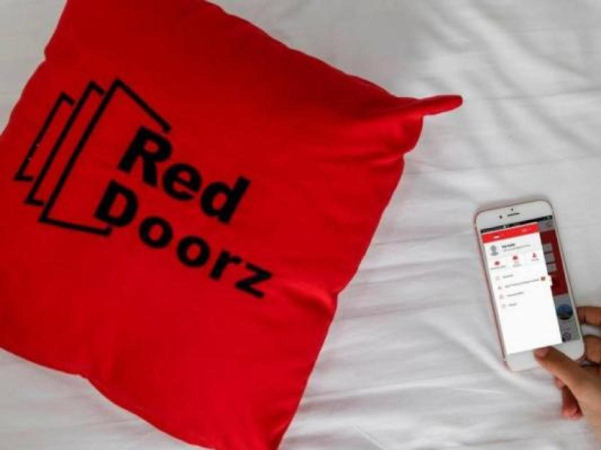 Reddoorz @ Pulomas Hotel Jacarta Exterior foto